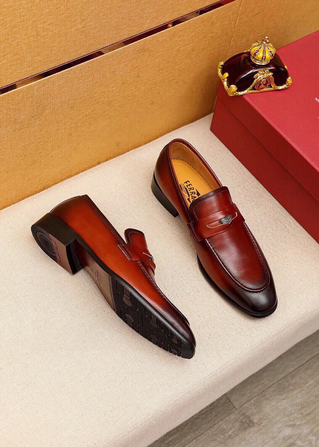 Men's shoes 💰520 💐 Product trademark: Ferragamo "Ferragamo" casual leather shoes Regular size: 38-44 (45🉑️customized) Product materials: Selected imported first-layer calfskin upper + original hardware buckle, imported water-dyed cowhide leather lining. Strong three-dimensional visual effect, combined outsole Color: 2⃣️colors available